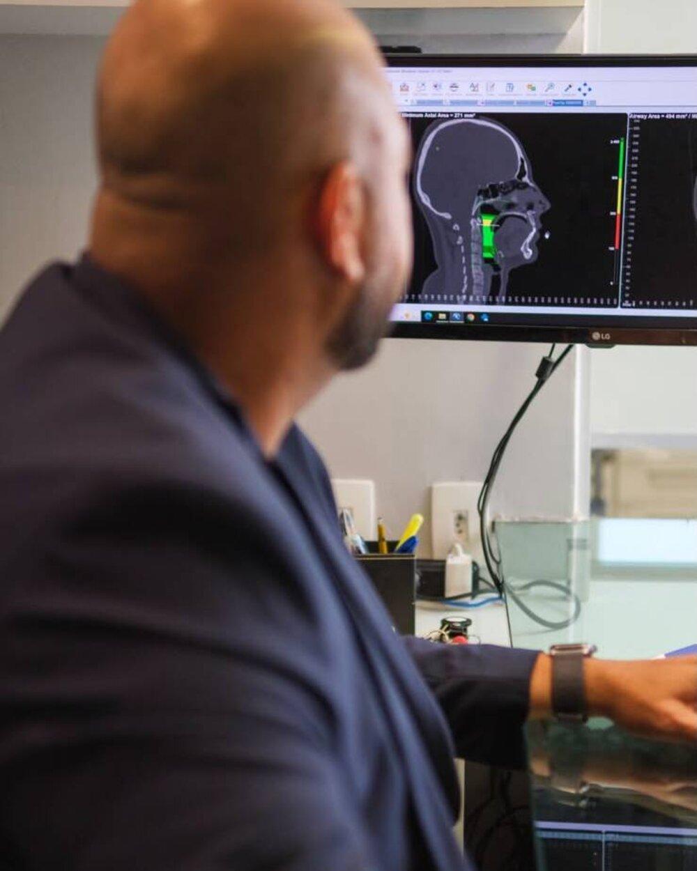 Dr. Stélio Araújo Neto analisando planejamento cefalométrico tridimensional